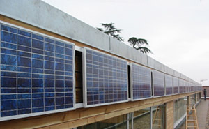 Installation de panneau solaire sur la façade d'une école