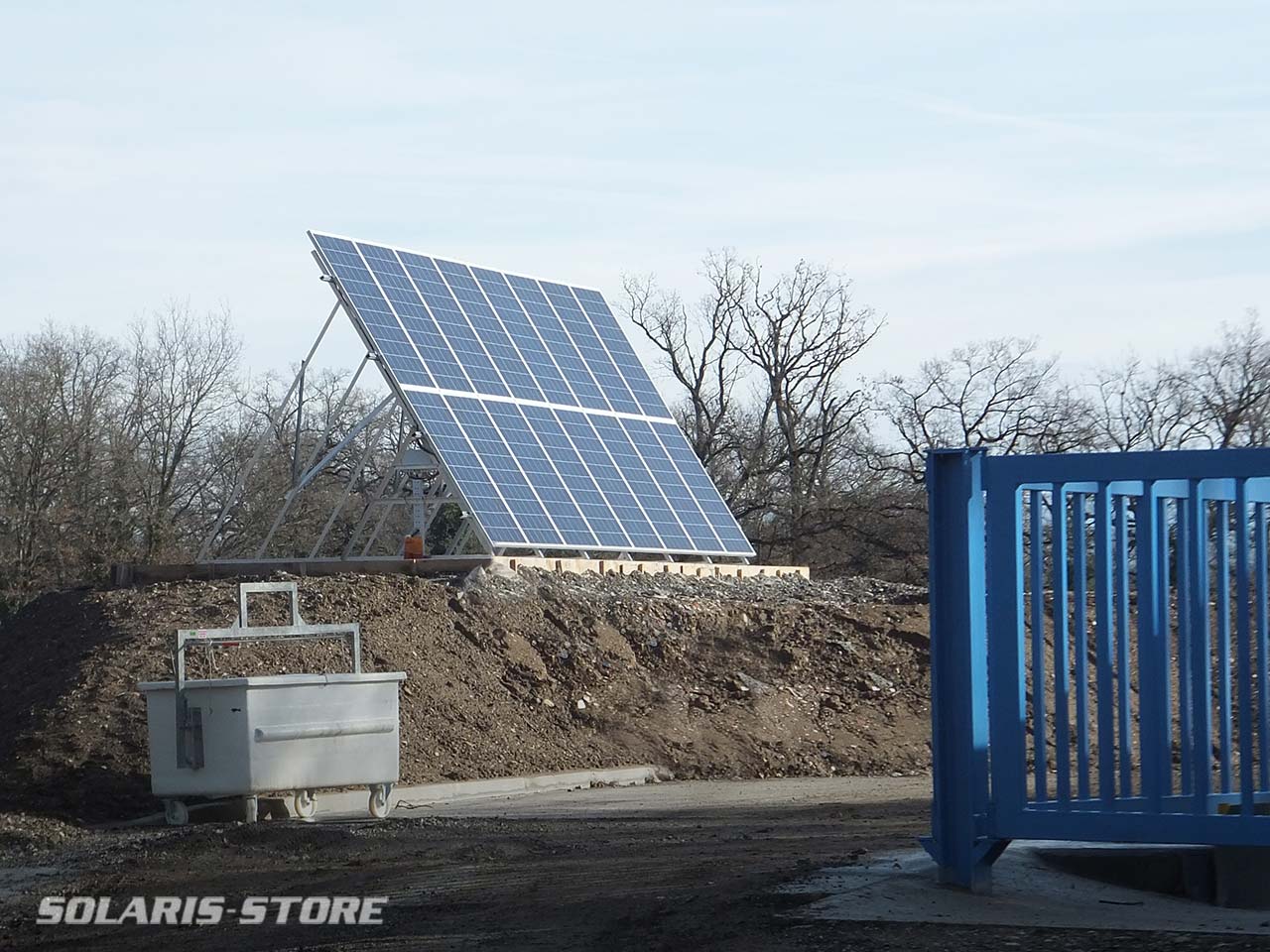 Alimentation solaire d'un pont pèse camion à l'entrée d'une decheterie