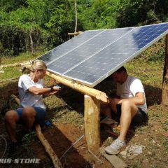 Câblage d'un kit solaire pour une maison de cultivateur à Cuba