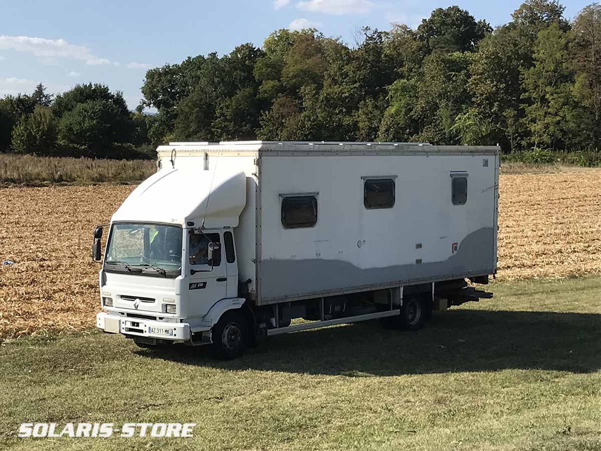 Camion aménagé solaire autonome pour expédition en Afrique