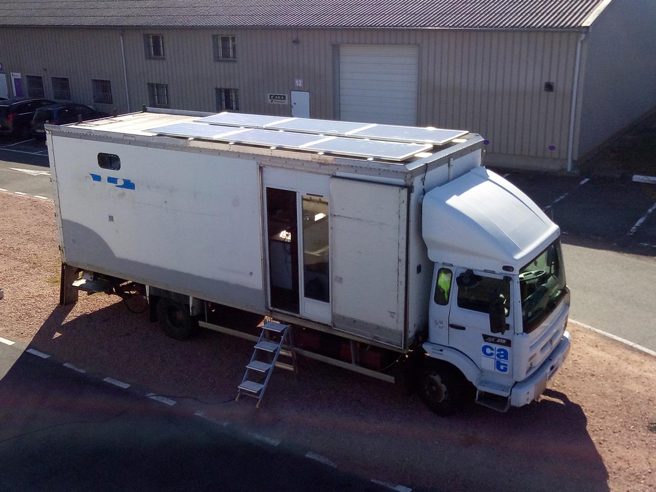 Aménagement d'un camion frigorifique à énergie solaire pour globetrotters