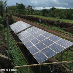 Entretien de centrales solaires photovoltaîques en Guinnée le long d'une voie de train