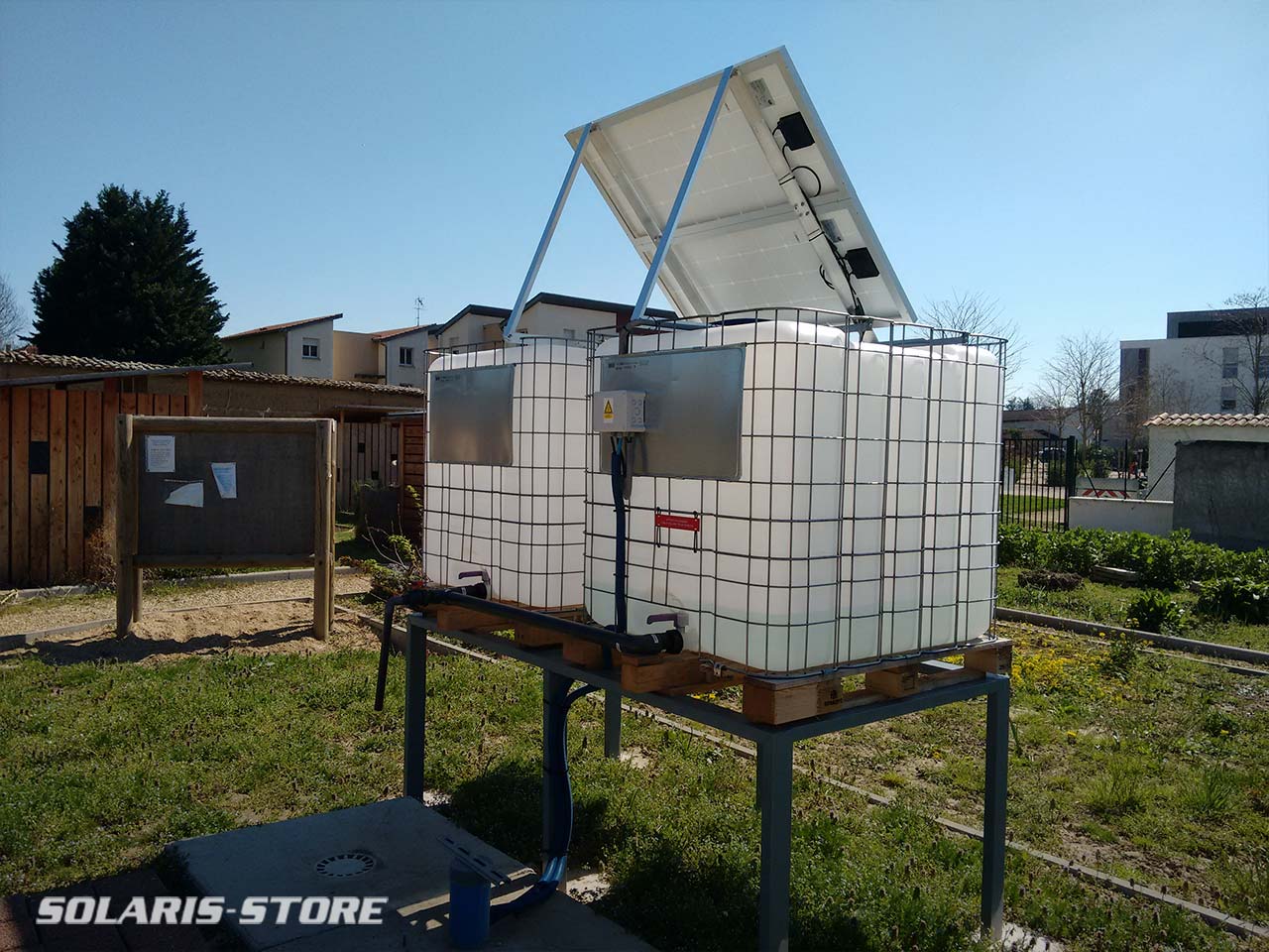 Stockage d'eau pompé par énergie solaire