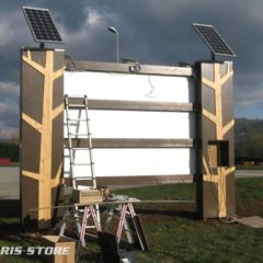 Alimentation d'une enseigne lumineuse en autonomie grâce à 2 panneaux solaires