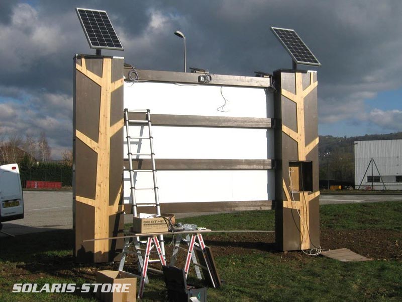 Alimentation d'une enseigne lumineuse en autonomie grâce à 2 panneaux solaires