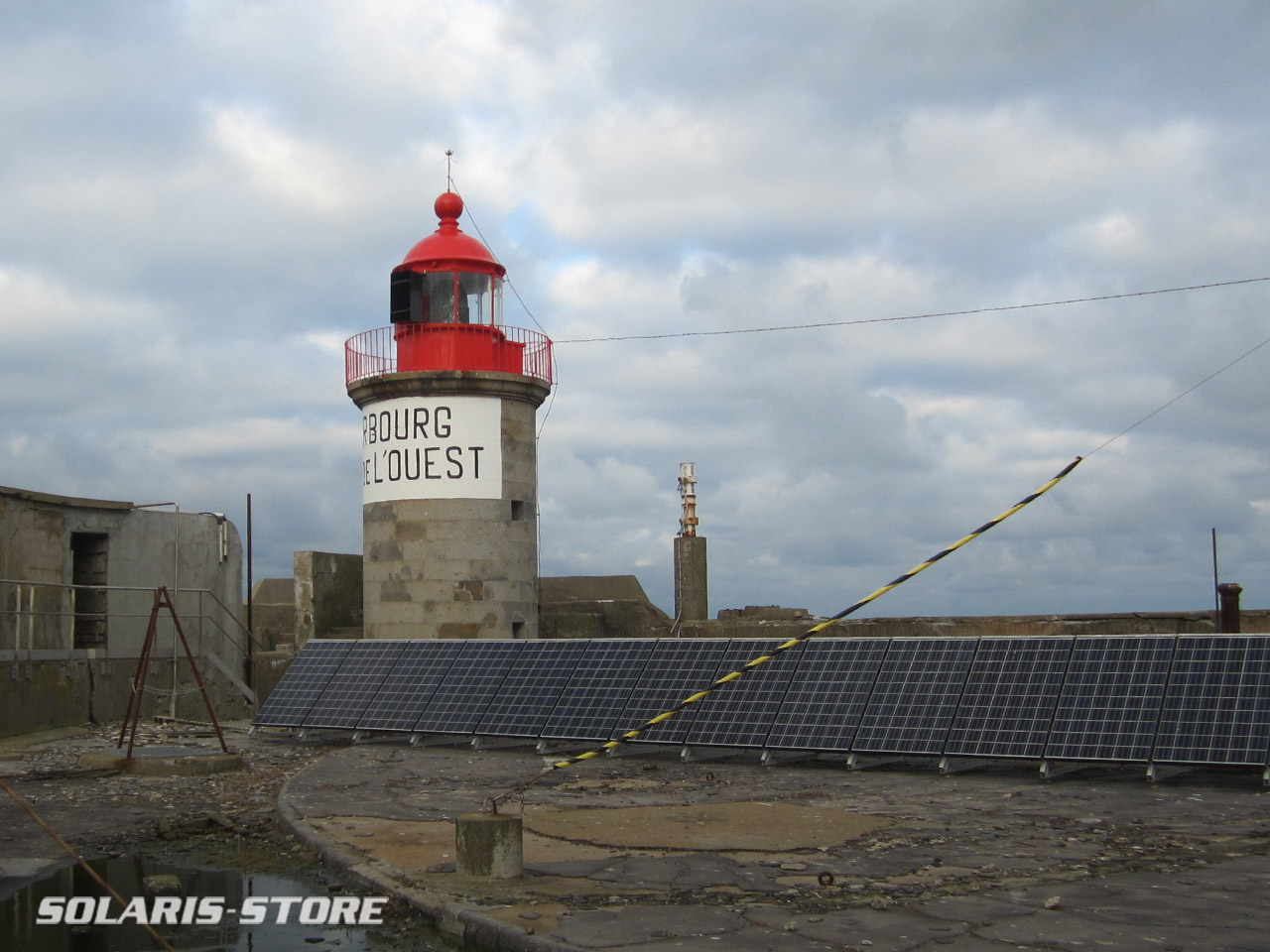 Installation solaire pour vidéo surveillance et télécom au phare de l'Ouest à Cherbourg