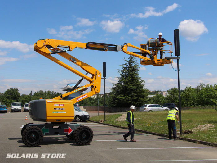Installation de lampadaires solaires sur le site du barrage de la CNR