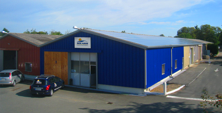 Installation solaire photovoltaïque sur les locaux de l'entreprise Solaris, au cœur de la zone artisanale de Trevoux, Ain (01)