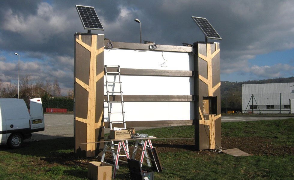 Enseigne lumineuse autonome alimentée par panneaux solaires à Rumilly (74, Haute-Savoie)