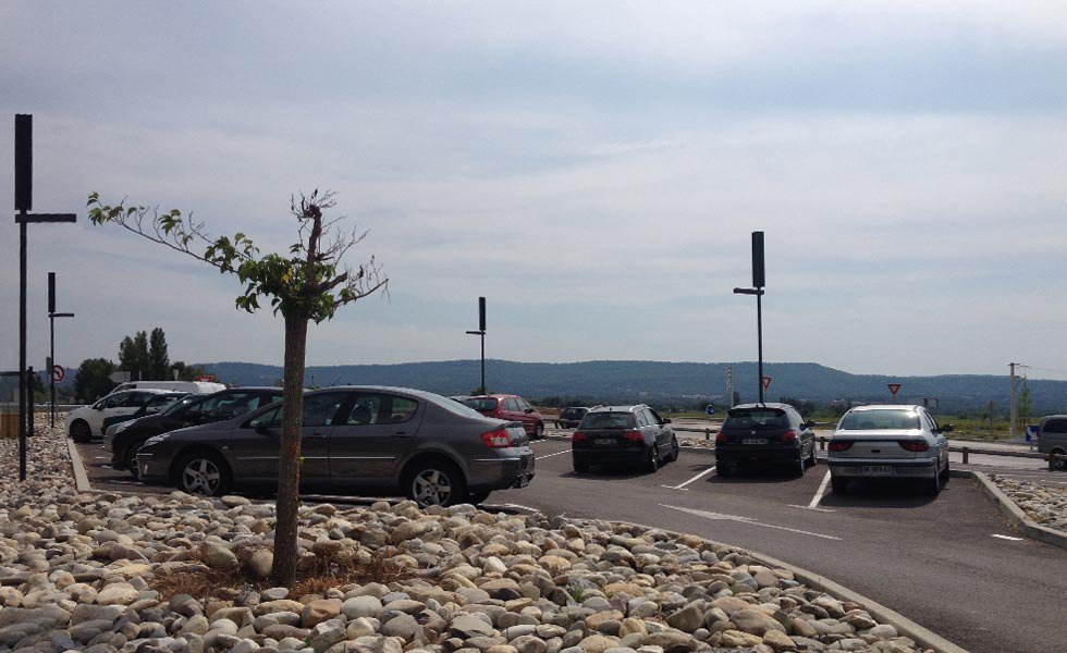 Lampadaire solaire autonome pour l'éclairage d'un parking au Pertuis (Vaucluse)