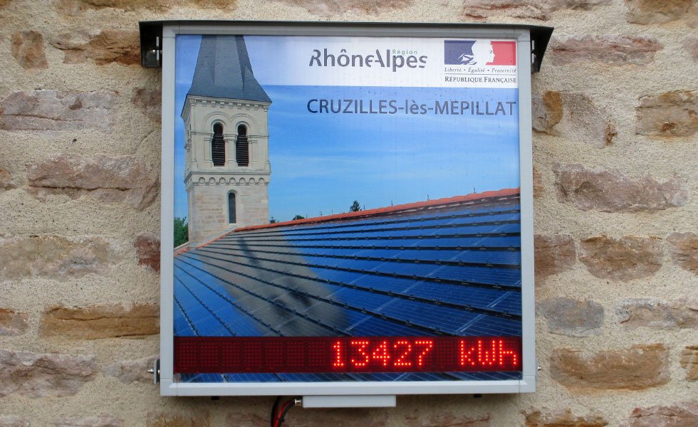 Panneau d'affichage de la centrale solaire de Cruzilles-lès-Mepillat (01, Ain)