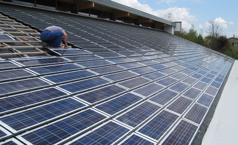 Pose de tuiles solaires sur le Gymnase de Trévoux (01, Ain)