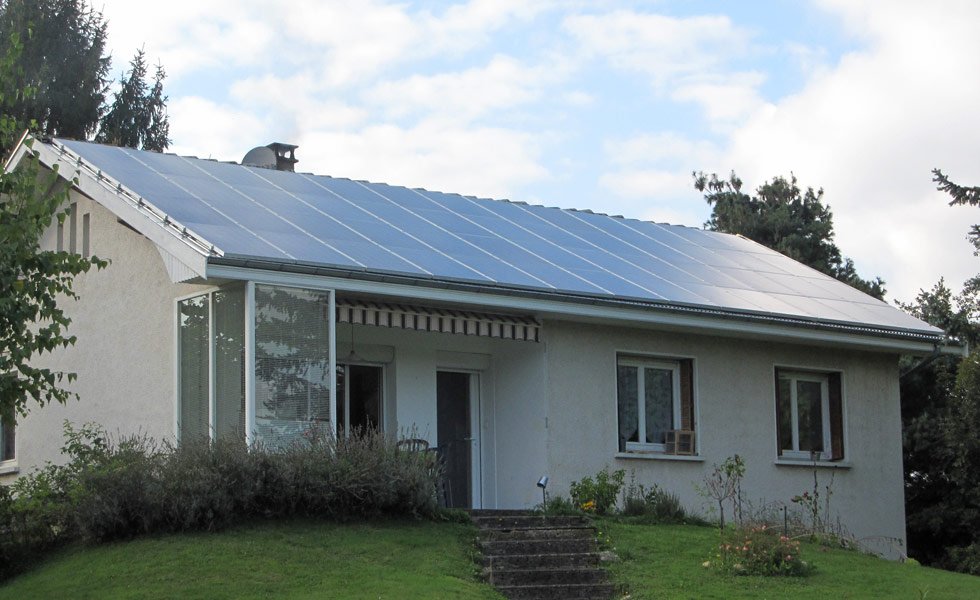 Toiture solaire intégrale installée à Vonnas (01, Ain)