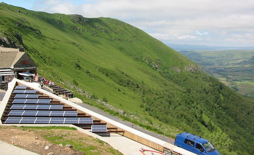 Installation de la centrale solaire autonome du refuge du Col pas de peyrol (15, Cantal)