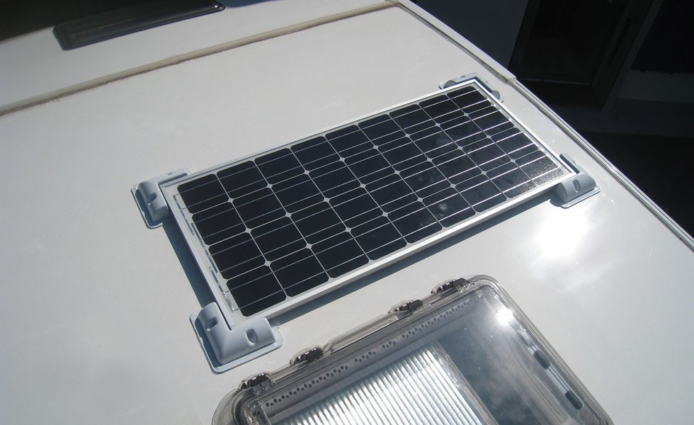 Installation d'un kit solaire sur le toit d'un camping-car