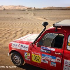 Panneau solaire embarqué sur une voiture Renault 4l Trophy dans le désert