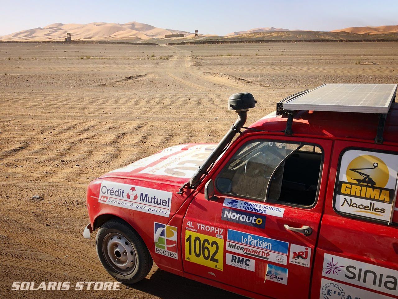Panneau solaire embarqué sur une voiture Renault 4l Trophy dans le désert
