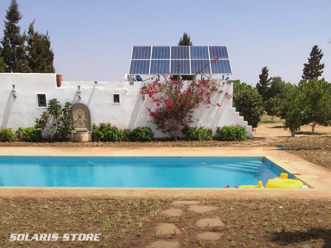 Filtration de piscine à énergie solaire autonome dans un Riad
