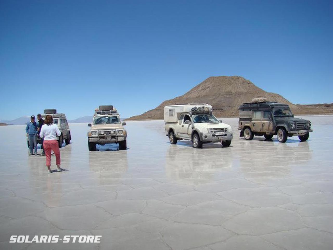 Kit solaire installé sur le toit d'un Pickup, pour des raids et expéditions 4x4 à travers le monde