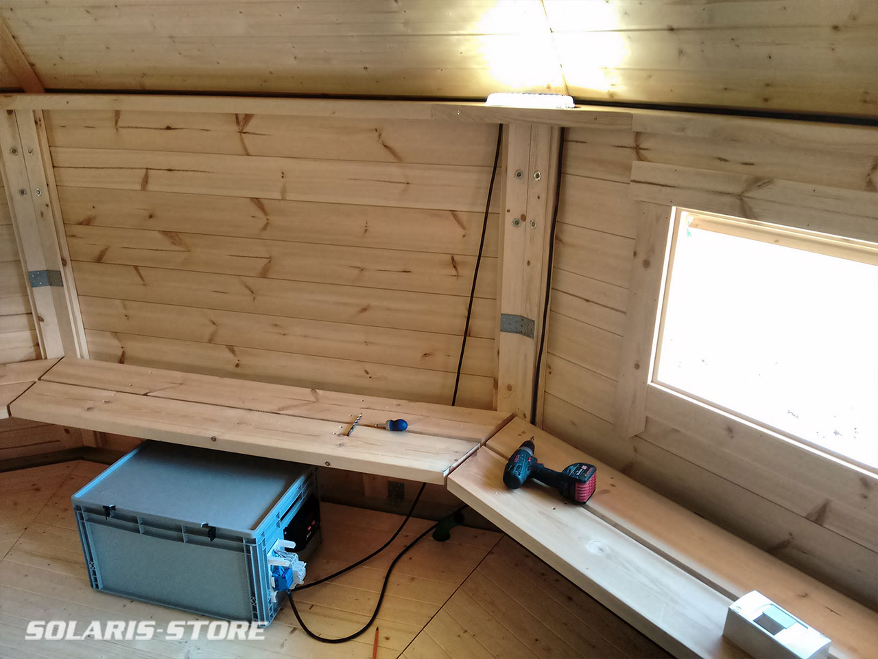 Installation de lampe solaire dans une cabane