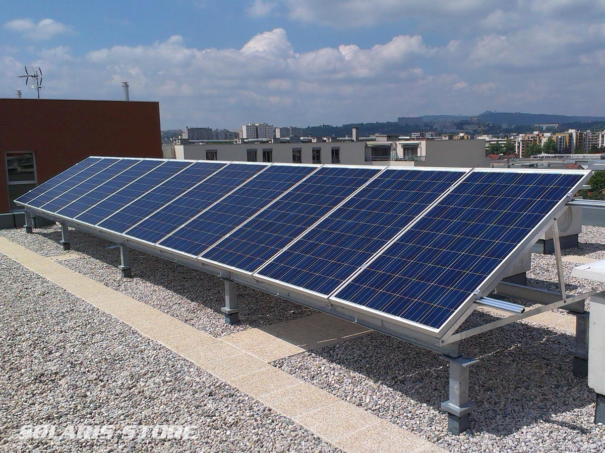 centrale panneaux solaires en autoconsommation sur le toit d'un immeuble à Lyon