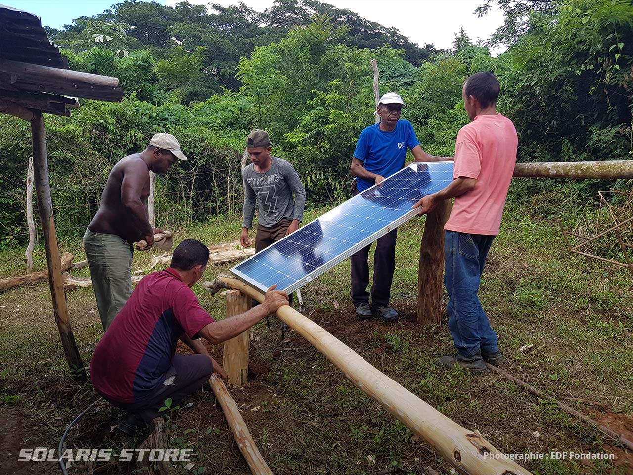 Pose des panneaux solaires photovoltaïque sur la structure bois