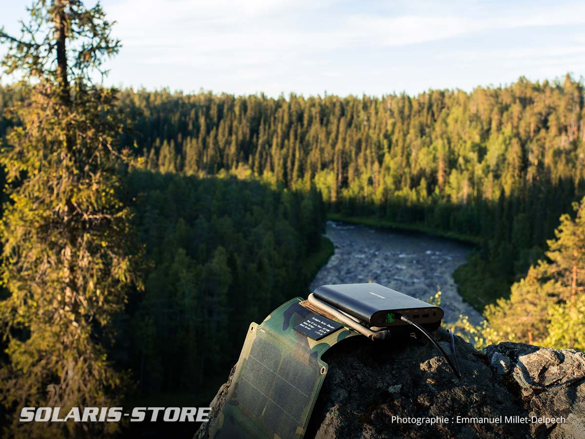 Recharger son telephone en pleine nature grâce à un panneau solaire et une batterie 