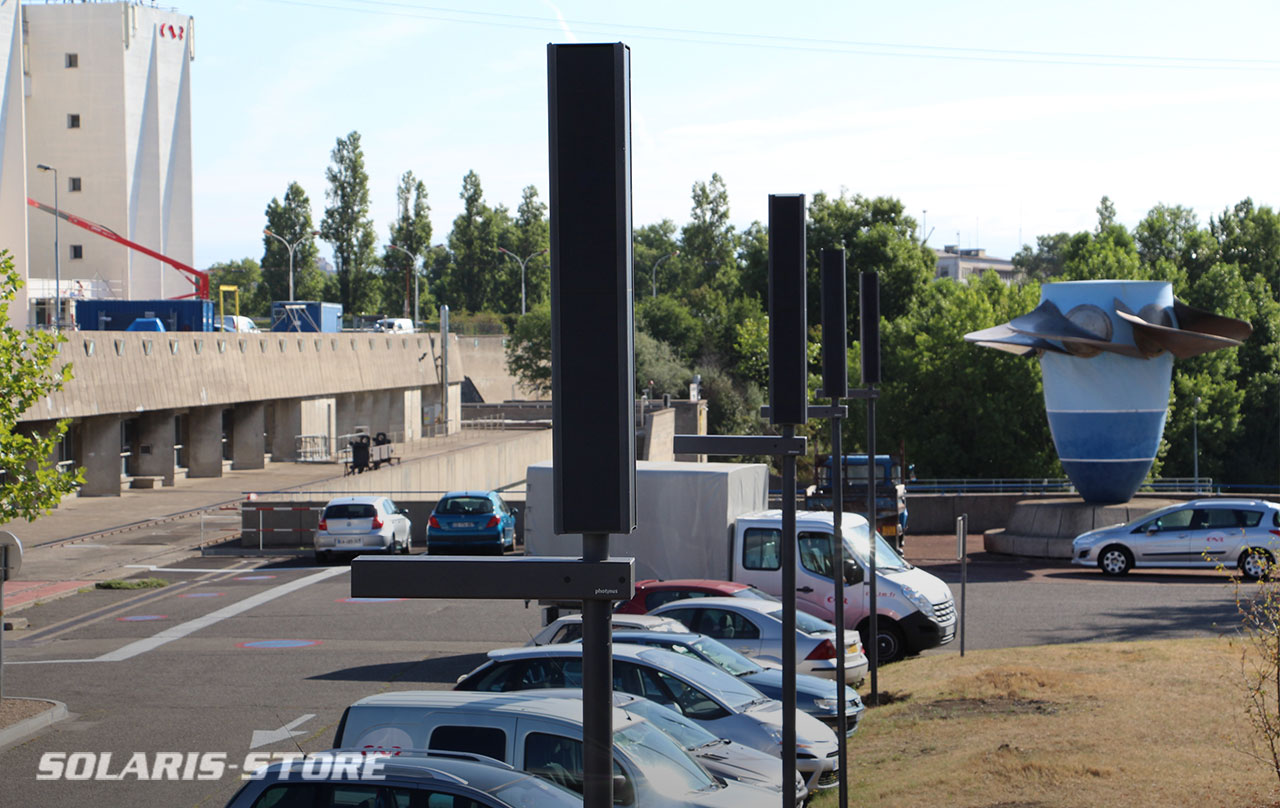 Vue des lampadaires installés sur le parking