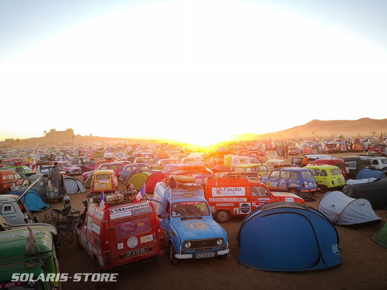 Bivouac au Maroc lors du Raid 4L Trophy. Le panneau solaire apporte de l'autonomie énergétique à l'équipe.