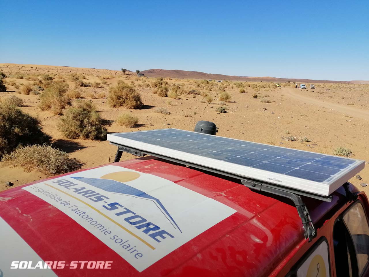 Panneau solaire fixé sur le toit de la voiture Renault 4L