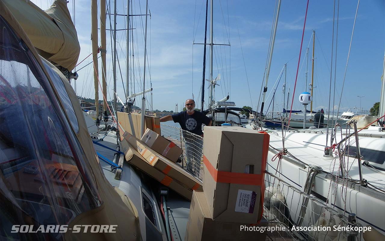 Embarquement du kit solaire sur un bateau de Voilier sans frontières : le Ka Ora