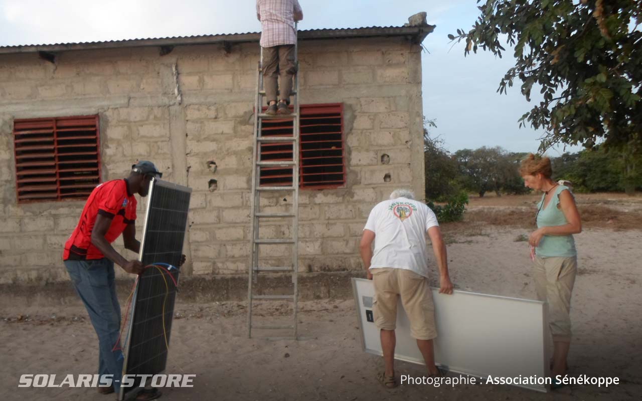 Pose des modules photovoltaïque sur le toit en tole